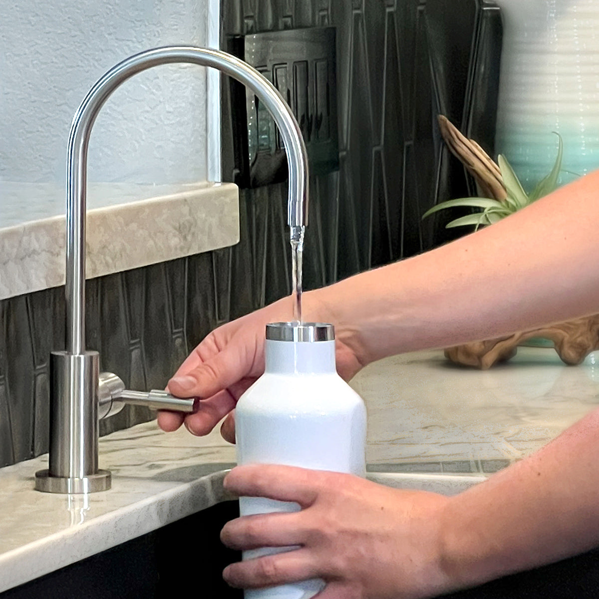 Faucet Mount System, Water Faucet Filtration System with Filter Change  Reminder, Reduces Lead, Made Without BPA, Fits Standard Faucets Only,  Elite